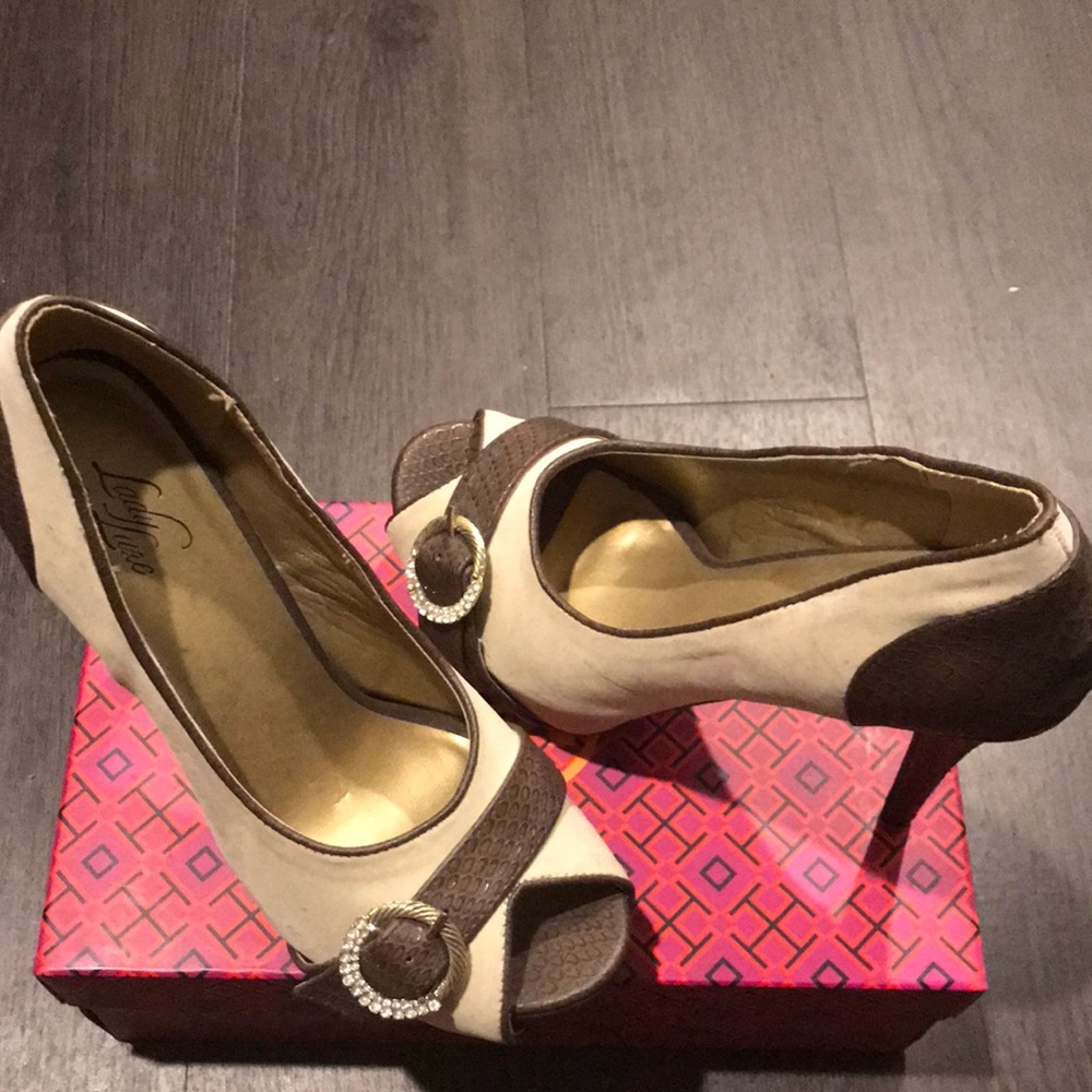 Suede and leather open toe pumps